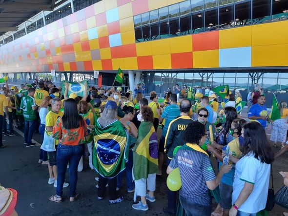 Apoiadores do Presidente Jair Bolsonaro aguardam no Aeroporto de Vitória  por Carlos Alberto