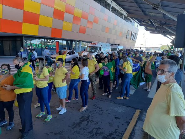 Apoiadores do Presidente Jair Bolsonaro aguardam no Aeroporto de Vitória  por Carlos Alberto