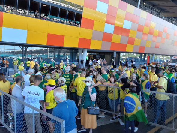 Apoiadores do Presidente Jair Bolsonaro aguardam no Aeroporto de Vitória  por Carlos Alberto