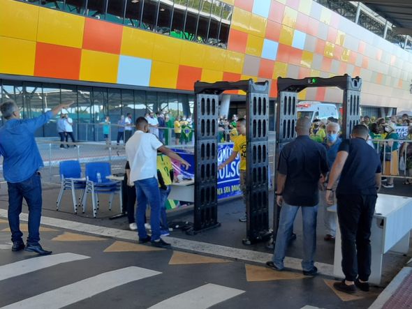 Apoiadores do Presidente Jair Bolsonaro no Aeroporto de Vitória   por Carlos Alberto 