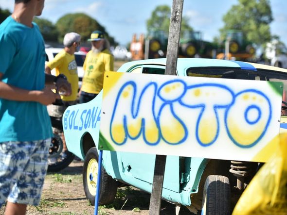 Carros estilizados com dizeres em apoio ao Presidente Jair Bolsonaro por Fernando Madeira 