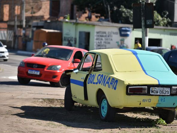 Carros estilizados com dizeres em apoio ao Presidente Jair Bolsonaro por Fernando Madeira 