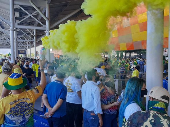 Cores no aeroporto: apoiadores de Jair Bolsonaro aguardam a chegada do Presidente por Vitor Jubini