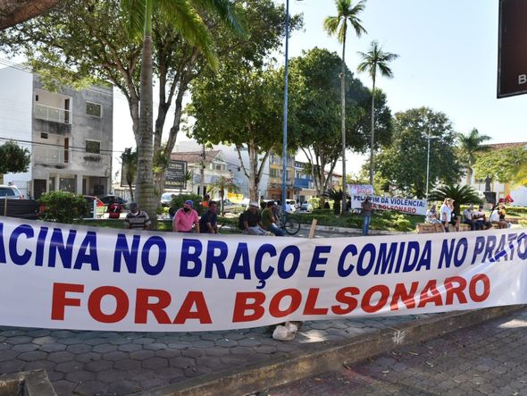 Manifestantes seguram faixa contra o governo do Presidente Jair Bolsonaro em São Mateus por Fernando Madeira  
