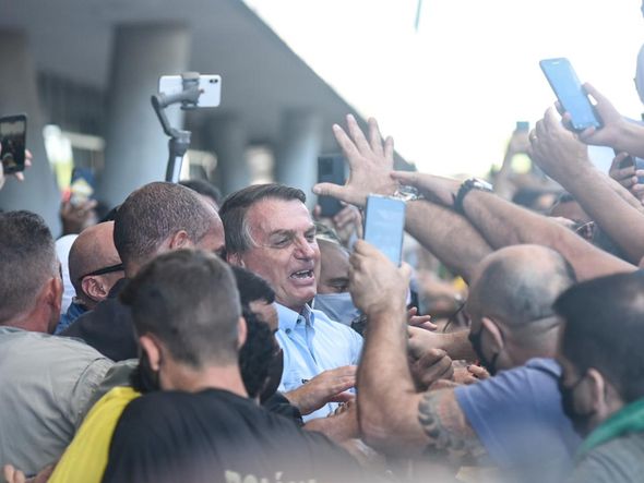 O Presidente Jair Bolsonaro cumprimenta apoiadores no aeroporto de Vitória por Vitor Jubini