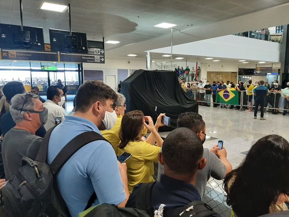 Pessoas aguardando no saguão de desembarque internacional, no Aeroporto de Vitória por Ana Clara Moraes