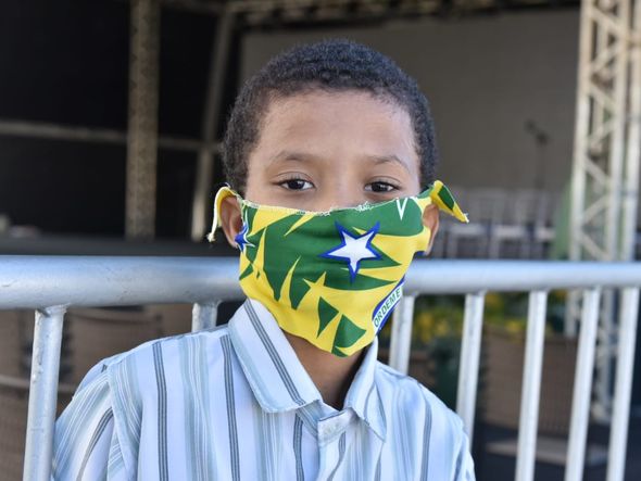 Emanuel Vítor, de 10 anos, aguarda a chegada do Presidente Jair Bolsonaro em São Mateus por Fernando Madeira 