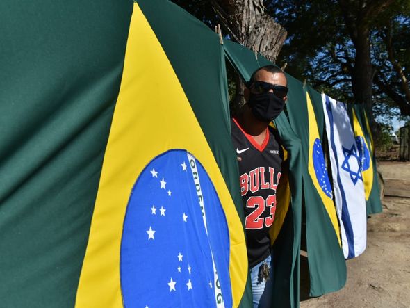 Murilo do Nascimento,  morador de Cariacica, veio vender bandeiras em São Mateus e tentar ver o Presidente. por Fernando Madeira 