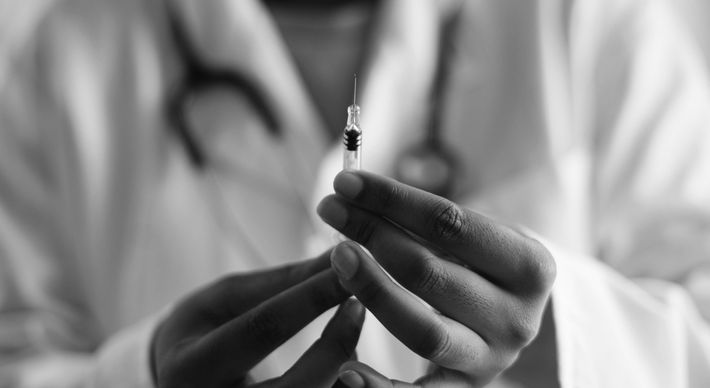 Em um cenário de escassez de vacinas contra a Covid, estudo conduzido na cidade capixaba pode mudar estratégias de imunização no mundo ao duplicar a entrega de doses com uma mesma quantidade de insumos