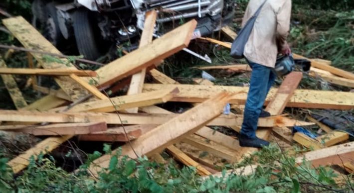 Caminhão que transportava madeiras capotou às margens da ES 166, no interior de Castelo, durante a madrugada desta sexta-feira (11)