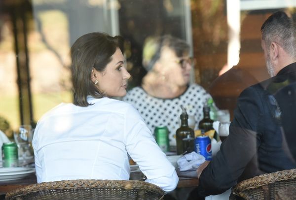 A primeira-dama, Michelle Bolsonaro, almoçando em um restaurante de Vitória - Michele Bolsonaro no Papaguth 