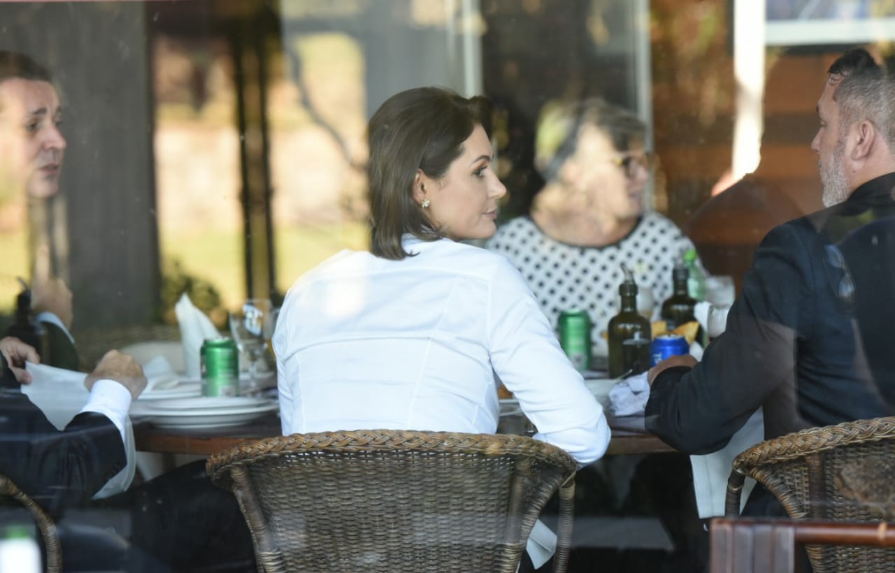 A primeira-dama, Michelle Bolsonaro, almoçando em um restaurante de Vitória
