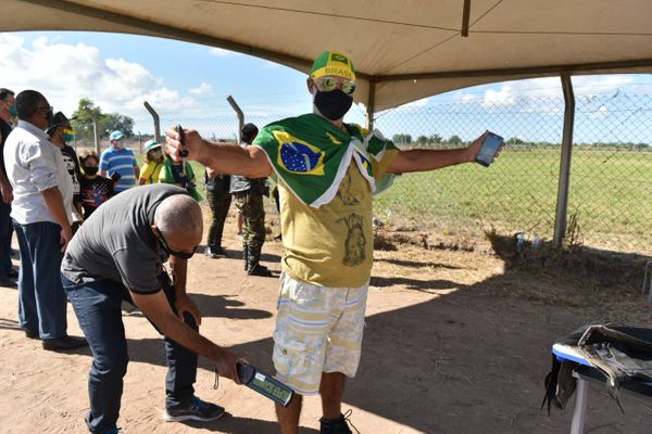 Aeroporto de São Mateus: pessoas aguardam a chegada do presidente Jair Bolsonaro