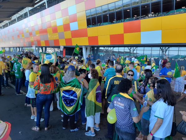 Apoiadores do Presidente Jair Bolsonaro aguardam no Aeroporto de Vitória  por Carlos Alberto