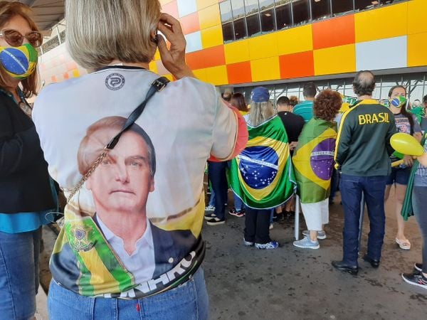 Apoiadores do Presidente Jair Bolsonaro aguardam no Aeroporto de Vitória