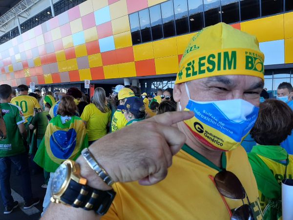 Apoiadores do Presidente Jair Bolsonaro aguardam no Aeroporto de Vitória 