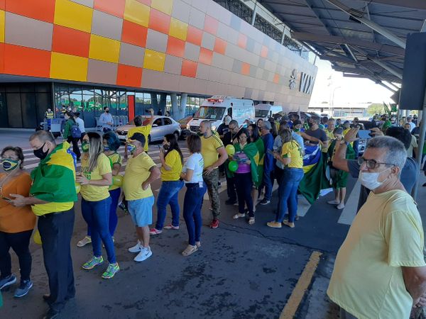 Apoiadores do Presidente Jair Bolsonaro aguardam no Aeroporto de Vitória  por Carlos Alberto