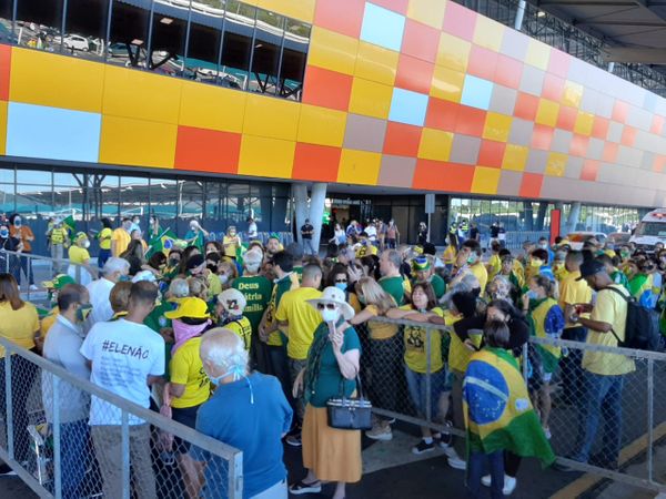Apoiadores do Presidente Jair Bolsonaro aguardam no Aeroporto de Vitória  por Carlos Alberto