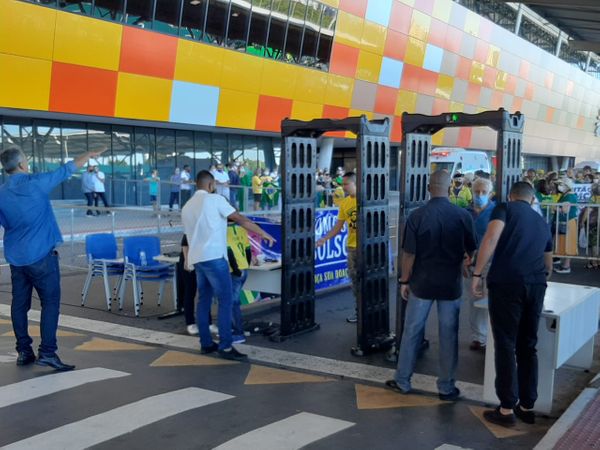 Apoiadores do Presidente Jair Bolsonaro no Aeroporto de Vitória   por Carlos Alberto 