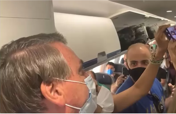 Bolsonaro é xingado dentro de avião 