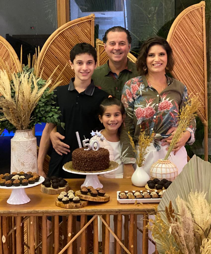 Bruno Pinho, Talita Pinho e os filhos Maya e Luca