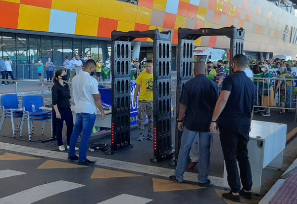 Detectores de metais foram instalados na entrada do Aeroporto de Vitória por Carlos  Alberto Silva