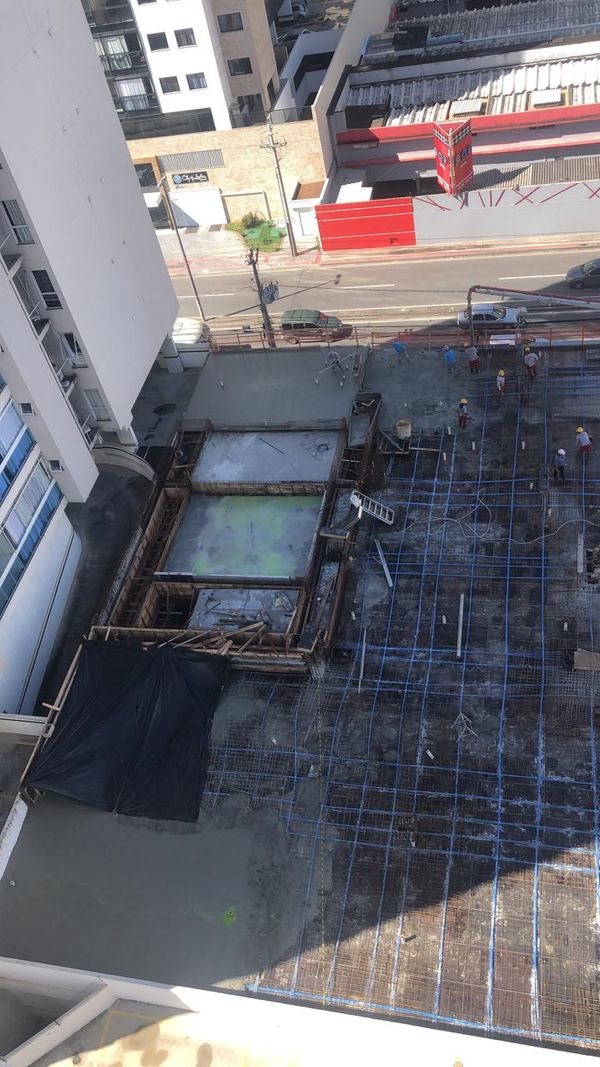 Lona foi colocada sobre local parte da laje que desabou e obra seguiu normalmente, segundo vizinhos