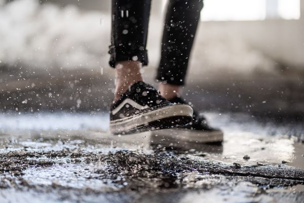 Lucy Mizael dá dica de como salvar os sapatos molhados após a chuva