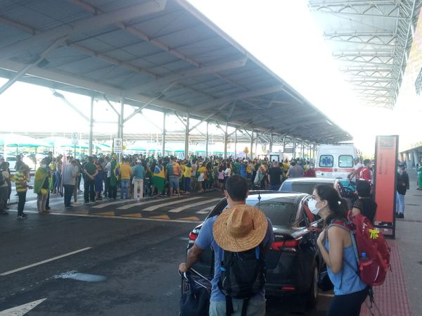 Movimento de apoiadores do Presidente Jair Bolsonaro no Aeroporto de Vitória  por Rafael Silva