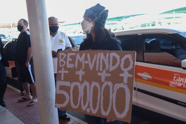 Mulher protesta contra Bolsonaro no aeroporto. O presidente Jair Bolsonaro visita o Espírito Santo