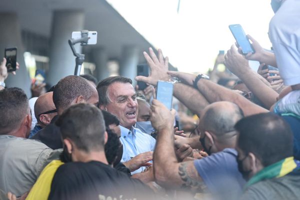 O Presidente Jair Bolsonaro cumprimenta apoiadores no aeroporto de Vitória por Vitor Jubini