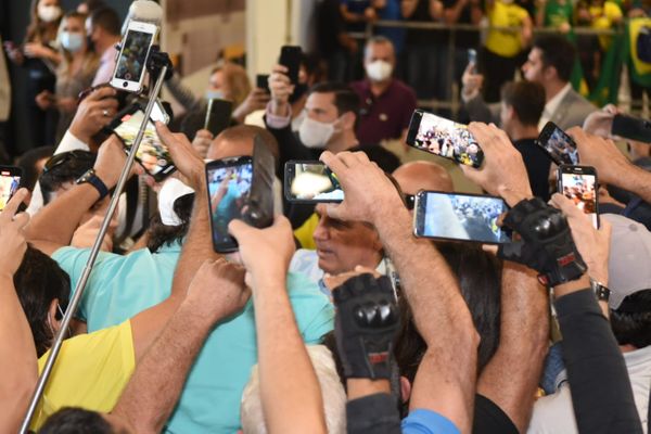 O presidente Jair Bolsonaro cumprimenta apoiadores no Aeroporto de Vitória por Carlos  Alberto Silva 