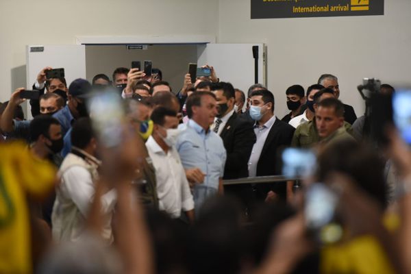 O presidente Jair Bolsonaro cumprimenta apoiadores no Aeroporto de Vitória por Carlos  Alberto Silva 