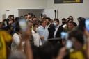 O presidente Jair Bolsonaro cumprimenta apoiadores no Aeroporto de Vitória(Carlos  Alberto Silva )