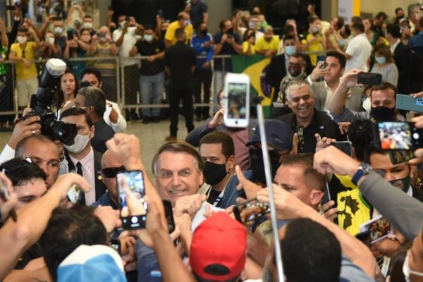 O presidente Jair Bolsonaro cumprimenta apoiadores no Aeroporto de Vitória por Carlos  Alberto Silva 