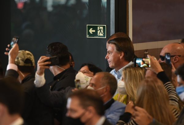 O presidente Jair Bolsonaro cumprimenta apoiadores no Aeroporto de Vitória por Carlos  Alberto Silva 