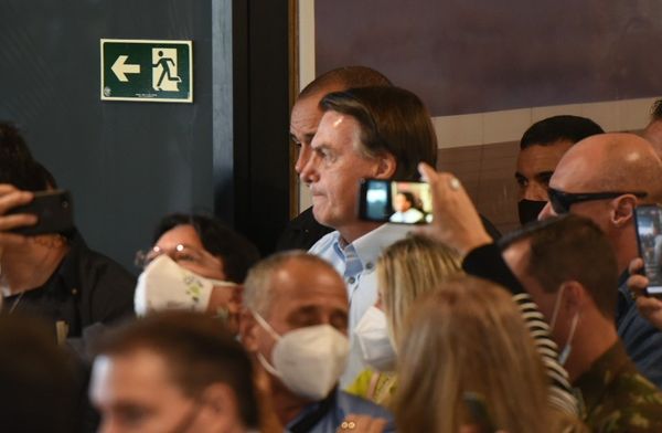 O presidente Jair Bolsonaro cumprimenta apoiadores no Aeroporto de Vitória por Carlos  Alberto Silva 