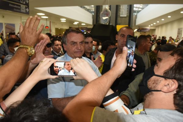 O presidente Jair Bolsonaro cumprimenta apoiadores no Aeroporto de Vitória por Carlos  Alberto Silva 