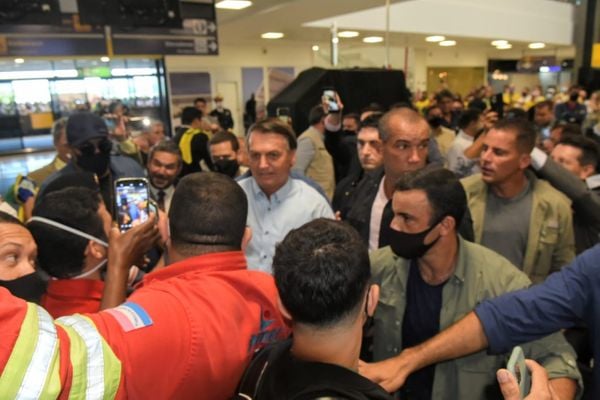 O presidente Jair Bolsonaro cumprimenta apoiadores no Aeroporto de Vitória por Carlos  Alberto Silva 