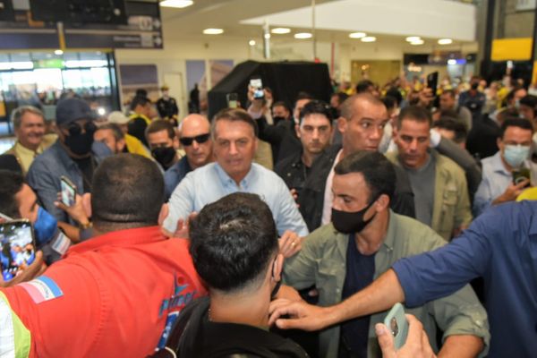 O presidente Jair Bolsonaro cumprimenta apoiadores no Aeroporto de Vitória por Carlos  Alberto Silva 