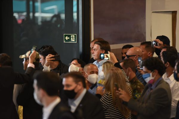 O presidente Jair Bolsonaro cumprimenta apoiadores no Aeroporto de Vitória por Carlos  Alberto Silva 