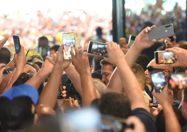 O presidente Jair Bolsonaro cumprimenta apoiadores no Aeroporto de Vitória por Carlos  Alberto Silva 