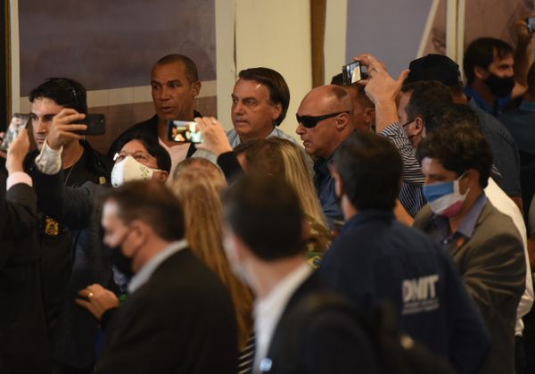 O presidente Jair Bolsonaro cumprimenta apoiadores no Aeroporto de Vitória por Carlos  Alberto Silva 