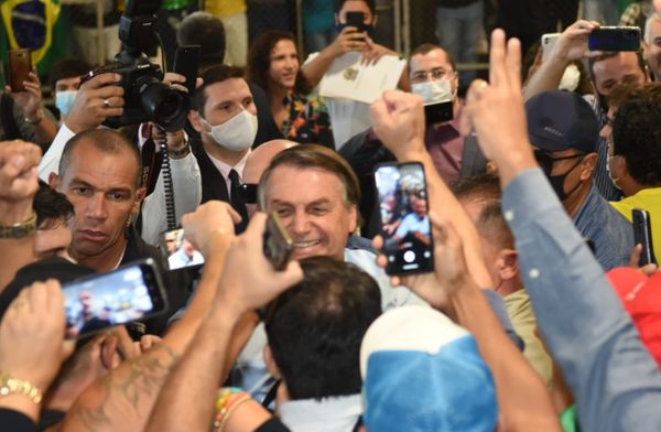 O presidente Jair Bolsonaro cumprimenta apoiadores no Aeroporto de Vitória por Carlos  Alberto Silva 