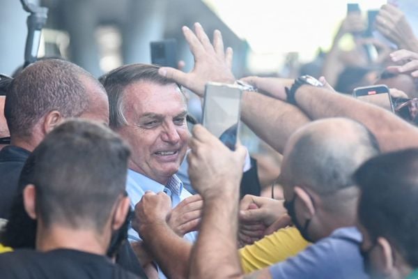 O presidente Jair Bolsonaro cumprimenta apoiadores no Aeroporto de Vitória