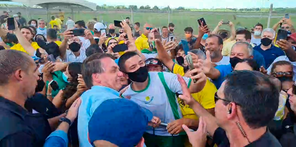 O Presidente Jair Bolsonaro cumprimenta apoiadores no aeroporto São Mateus