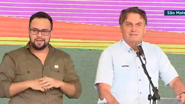 O Presidente Jair Bolsonaro fala ao publico presente durante a entrega de casas no bairro Aroeira, em São Mateus     por Reprodução TV Brasil     