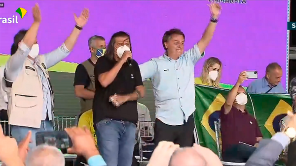 O Presidente Jair Bolsonaro participa de  entrega de casas no bairro Aroeira, em São Mateus     por Reprodução TV Brasil    