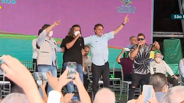 O Presidente Jair Bolsonaro participa de  entrega de casas no bairro Aroeira, em São Mateus     por Reprodução TV Brasil    