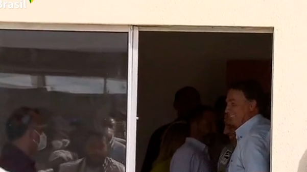 O Presidente Jair Bolsonaro participa de  entrega de casas no bairro Aroeira, em São Mateus  por Reprodução TV Brasil 